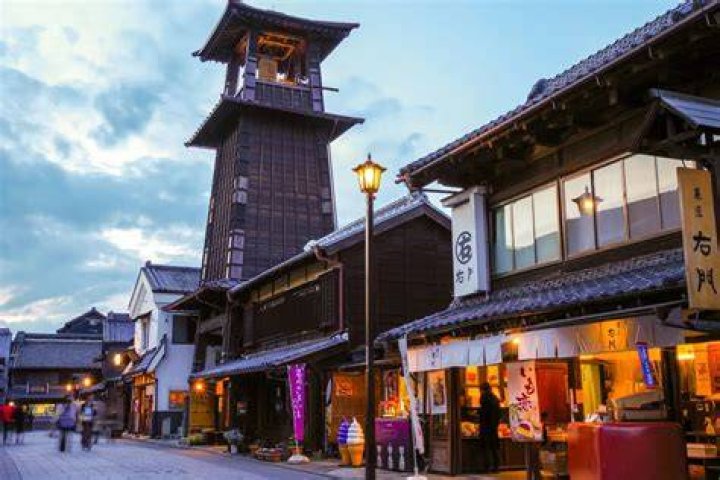 川越の時の鐘と観光客
