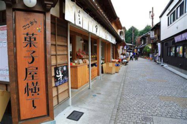 川越菓子屋横丁の食べ歩き風景